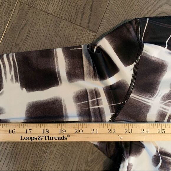 NIKE Pro Half Zip Women’s Medium White Black Thumb Hole. - Picture 13 of 15